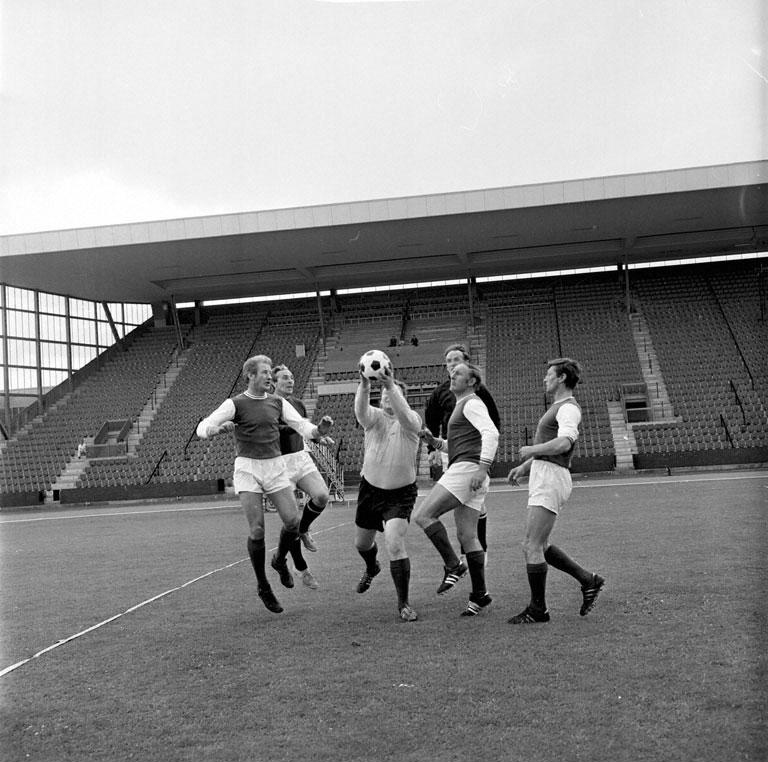 Ex-Hibs & -Hearts players practice a