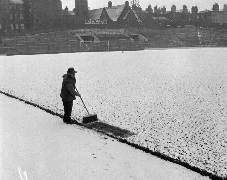 1960 17-2-1960 sweeping snow tynecastle